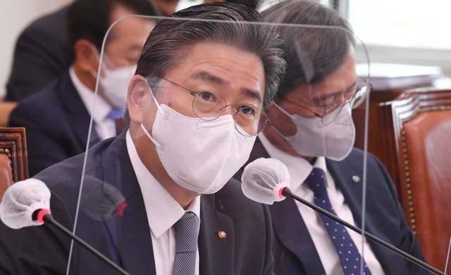 정승일 한국전력 사장이 12일 국회에서 열린 산업통상자원중소벤처기업위원회 국정감사에서 의원 질의에 답변하고 있다. 오대근 기자