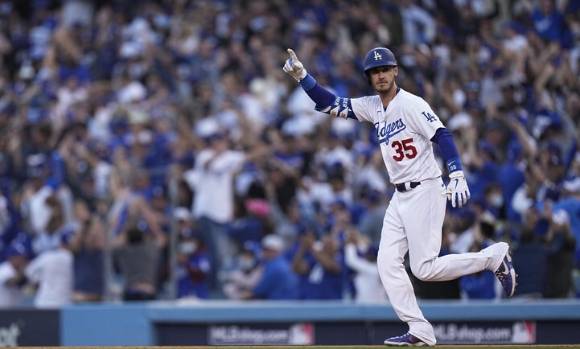 LA 다저스 코디 벨린저는 20일(한국시간) 열린 애틀랜타와 NLCS 3차전에서 2-5로 끌려가던 8회말 동점 3점 홈런을 쳤다. 다저스는 결국 애틀랜타에 6-5로 역전승했고 1, 2차전 패배 후 3차전에서 승리를 거두며 반격 발판을 마련했다. [사진=뉴시스]