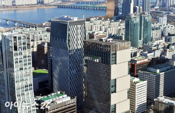 라임 및 옵티머스 사태 이후 개인투자자들이 사모펀드 시장을 떠나면서 증권가가 법인 타깃 판매에 공을 들이고 있다. 사진은 서울 여의도 증권가. [사진=정소희기자]