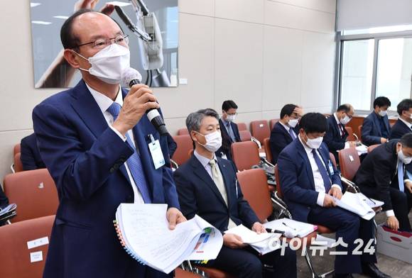 이철규 KT네트워크 부사장이 20일 오후 서울 여의도 국회에서 열린 과학기술정보방송통신위원회의 과학기술정보통신부 등에 대한 종합감사에서 의원 질의에 답하고 있다. [사진=김성진 기자]