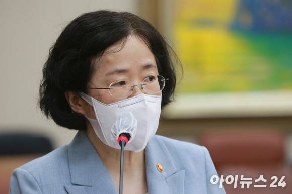 조성욱 공정거래위원장이 5일 오전 서울 여의도 국회에서 열린 정무위원회의 공정거래위원회·한국소비자원·한국공정거래조정원 등에 대한 국정감사에서 업무보고를 하고 있다. 사진은 조성욱 공정거래위원장.  [사진=김성진 아이뉴스24 기자]