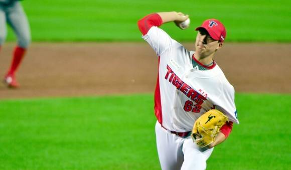 KIA 정해영은 20일 열린 KT와 홈 경기에서 구원에 성공, 시즌 30세이브 고지에 올랐다. 그는 고우석(LG)이 갖고 있던 KBO리그 역대 최연소 30세이브 달성 기록을 경신했다. [사진=뉴시스]