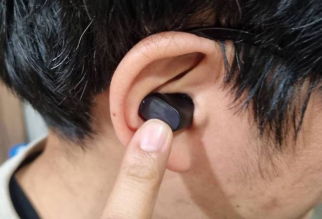 길게 터치하면 노이즈 캔슬링 기능을 켜거나 끌 수 있다