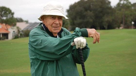 2014년 103세의 나이로 최고령 홀인원 공식 기록을 세운 거스 안드레온. [미국골프협회]