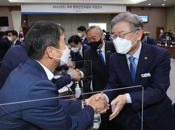 더불어민주당 대선 후보인 이재명 경기지사가 18일 오후 경기도 수원시 경기도청에서 열린 국회 행정안전위원회의 경기도에 대한 국정감사를 마무리한 뒤 더불어민주당 의원들과 인사를 나누고 있다. [연합뉴스]