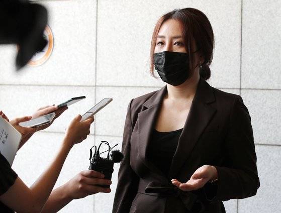 '고발사주' 의혹과 관련해 이 사건 최초 제보자이자 공익신고인인 조성은씨가 지난 5일 오후 서울 서초동 서울중앙지방검찰청사 앞에서 윤석열 국민의힘 대선 경선 후보와 김웅, 권성동, 장제원 국민의힘 의원 등을 고소하면서 배경을 설명하고 있다. 뉴스1