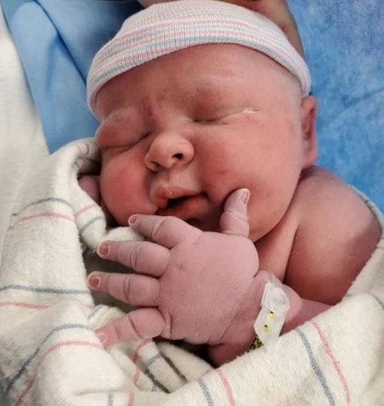 몸무게 6.3kg으로 태어나 생후 9개월 사이즈의 옷을 입는 핀리. [트위터 캡처]