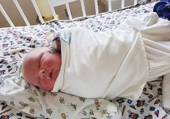 우량아로 태어난 핀리. [트위터 캡처]