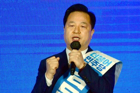 더불어민주당 대선 경선에 나섰다 김두관 의원이 지난달 25일 오후 광주 서구 김대중컨벤션센터 1층 다목적홀에서 열린 광주·전남 지역경선 합동연설회에서 정견발표하고 있다. 연합뉴스