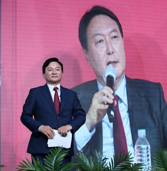 국민의힘 대선주자 원희룡 전 제주도지사(앞)가 스크린 속 같은당 후보 윤석열 전 검찰총장 앞에 서 질문을 받는 모습. [국회사진기자단]