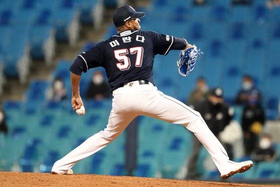 10월 19일 오후 대구 삼성라이온즈파크에서 열린 '2021 프로야구 신한은행 SOL KBO리그' 두산 베어스와 삼성 라이온즈의 경기, 두산 선발투수 미란다가 6회까지 삼성 타선을 무실점으로 막으며 역투하고 있다. [뉴스1]