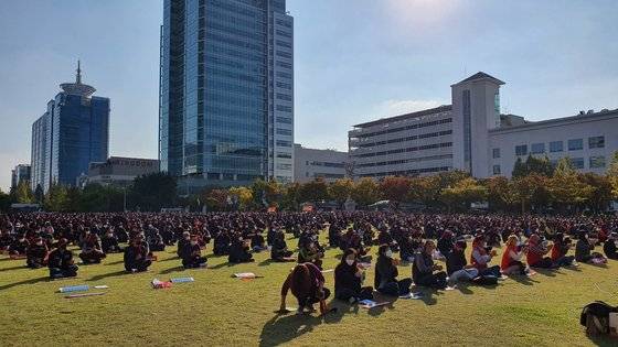 20일 오후 민주노총 대전본부 주최로 대전시 서구 둔산동 보라매공원에서 열린 총파업 대회에서 2000명의 조합원들이 구호를 외치고 있다. 신진호 기자