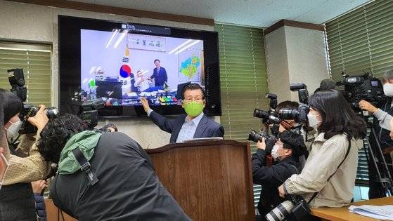 20일 오후 경기도 성남시 수정구 법무법인 디지털 사무실에서 장영하 변호사가 박철민씨와 관련한 기자회견을 열었다. 이날 장 변호사는 ″이재명 지사가 조폭으로 추정되는 인물과 환하게 웃으면서 촬영한 사진이 박철민씨의 사실확인서를 신뢰하는 이유″라고 주장했다. 최서인 기자