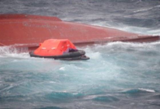 20일 오전 11시18분쯤 독도 북동쪽 공해상에서 전복된 채 발견된 A호 모습. [사진 동해지방해양경찰청]