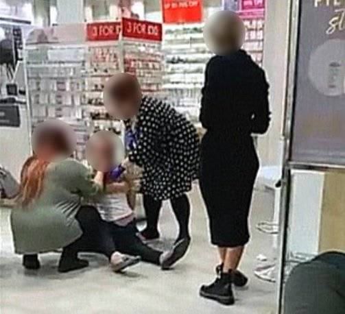 이 영상을 최초로 올린 이는 아이가 바닥에 주저앉아10분 동안이나 피어싱을 거부했다고 전했다. [트위터 캡처]