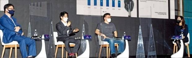 스타트업 대표들이 ‘AI온 칩’을 주제로 패널 토론을 하고 있다. 왼쪽부터 김녹원 딥엑스 대표, 신동주 모빌린트 대표, 박성현 리벨리온 대표, 배순민 KT AI2XL연구소 소장. /허문찬 기자