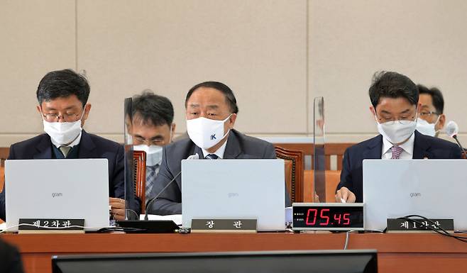 홍남기 부총리 겸 기획재정부 장관이 20일 국회에서 열린 기획재정위원회 종합감사에서 답변하고 있다. 국회사진기자단