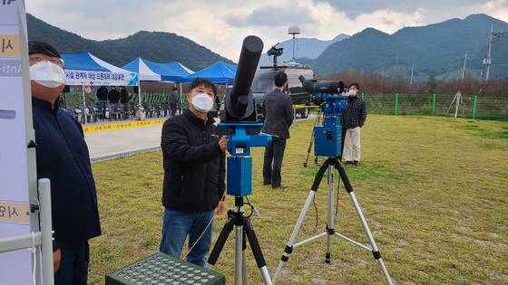 An anti-drone jamming gun is tested at a training hosted by the National Intelligence Service and the Ministry of Land, Infrastructure and Transport in Yeongwol County, Gangwon, on Tuesday. [YEONGWOL COUNTY OFFICE]