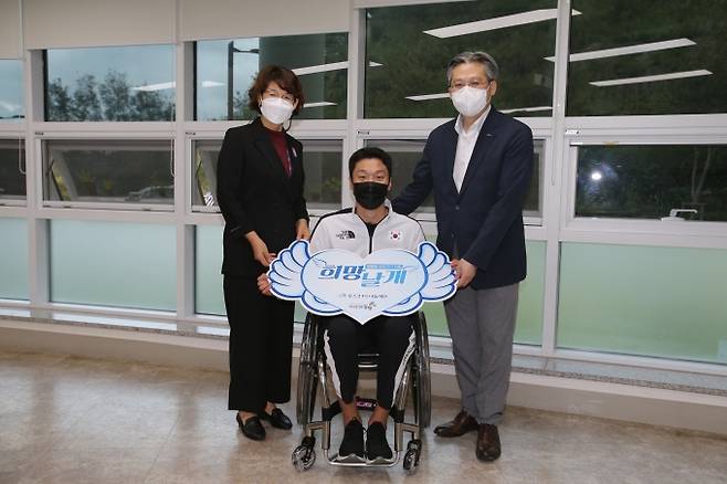 (왼쪽부터) 윤은하 포항시 장애인복지과장, 국가대표 장애인 탁구선수 김현욱씨, 천성현 포스코 기업시민실장이 기념촬영을 하고 있다. (포스코 제공) 2021.10.20