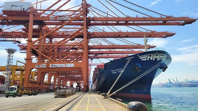 HMM의 신규 항로인 한국발 극동~남미 동안 서비스(FIL)에 투입 예정인 5000TEU 컨테이너선. 사진제공=HMM