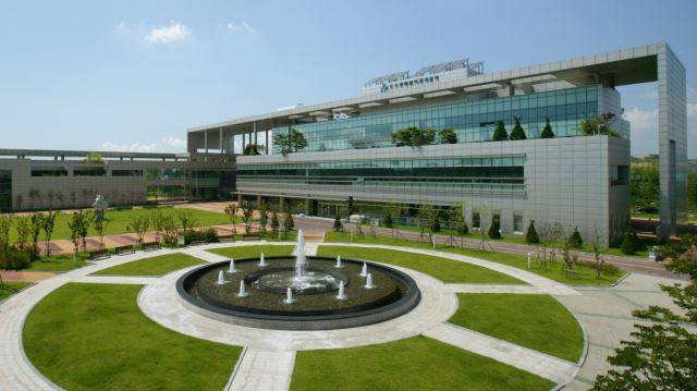 수도권매립지관리공사 전경. 2015년 환경부 및 수도권 3개 시도는 매립지관리공사 지방공사화 및 대체매립지 조성 등에 대해 합의했으나 서울시와 경기도가 대체매립지 조성을 하지 않고 있어 2025년 수도권매립지 사용 종료가 사실상 불가능한 상황이다. 환경부는 2026년 직매립금지 정책을 발효할 예정이어서 각 지자체는 소각장을 만들어 태운뒤 소각재만 매립하는 방식으로 현재의 수도권매립지를 유지할 가능성이 높아졌다.