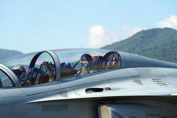 문재인 대통령이 20일 국산 전투기 FA-50을 타고 천안 독립기념관과 서울 현충원 등 상공을 비행한 후 2021 서울 국제 항공우주 및 방위산업 전시회가 열리고 있는 서울공항에 도착해 경례를 하고 있다. [이충우 기자]