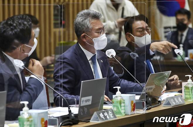 20일 서울시청에서 열린 국회 국토교통위원회의 서울시 국정감사에서 야당 의원들이 오세훈 서울시장에게 대장동 관련 질의를 하자 여당 의원들이 항의하고 있다. /사진제공=뉴스1