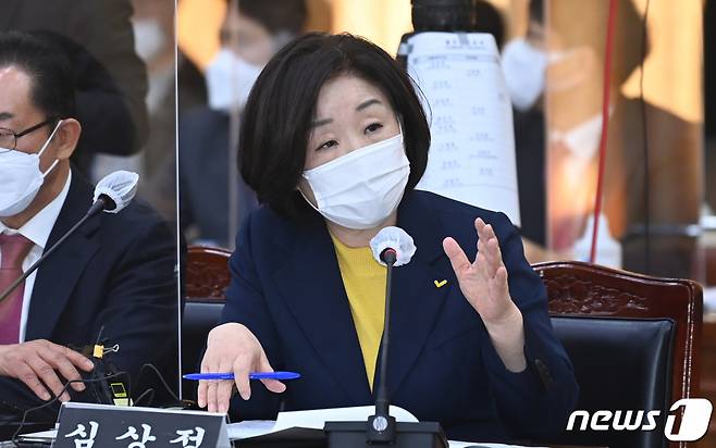 (수원=뉴스1) 경기사진공동취재단 = 심상정 정의당 의원이 20일 경기도청에 열린 '2021년 국회 국토교통위원회의 경기도에 대한 국정감사'에서 질의하고 있다. 2021.10.20/뉴스1