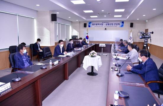 이용섭 광주광역시장이 20일 광산구 평동산단 한국금형산업진흥회에서 박화석 한국금형산업진흥회장 및 금형기업 대표들과 간담회를 갖고 지역 금형기업의 애로사항을 청취하고 있다./사진=광주시