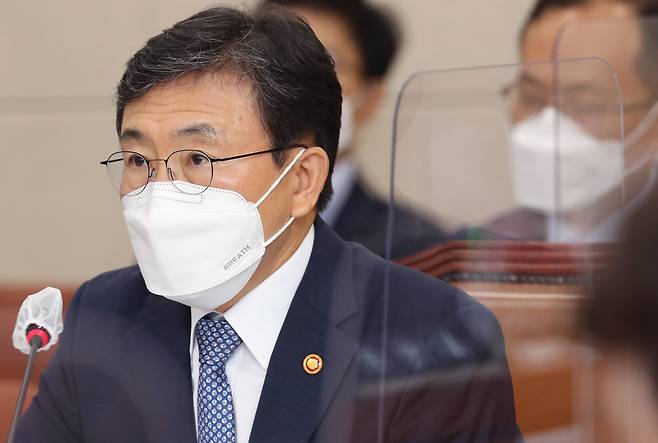 권덕철 보건복지부 장관이 20일 서울 여의도 국회에서 열린 보건복지위원회의 보건복지부, 질병관리청 등에 대한 국정감사에서 의원들의 질의에 답변하고 있다./사진=뉴스1