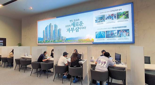 지방의 한 아파트 견본주택에서 청약 상담을 받고 있는 주택 매수 희망자들. [반도건설 제공]