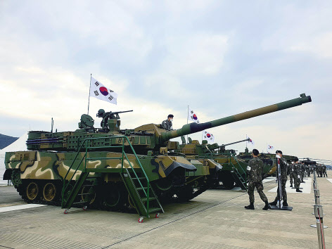 야외 전시장에서 육군 장병들이 K2 전차를 점검하고 있다. 김현일 기자
