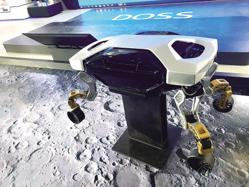 현대로템이 처음 선보인 미래형 지상전투 장비 ‘도스(DOSS)’. 네 개의 로봇 다리와 바퀴가 달려 있어 복합 이동능력을 보유한 것이 특징이다. 김현일 기자