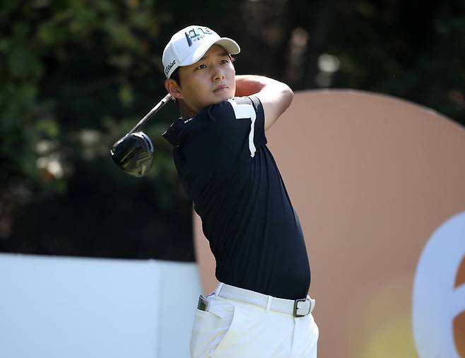 [서울=뉴시스] 고범준 기자 = 3일 경기도 여주 페럼클럽에서 열린 현대해상 최경주 인비테이셔널 FR, 김영수가 6번홀에서 드라이버 티샷을 치고 있다. (사진=KPGA 제공) 2021.10.03. photo@newsis.com *재판매 및 DB 금지