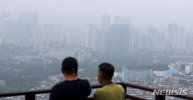 [서울=뉴시스] 추상철 기자 = 한국은행의 기준금리 인상 결정이 부동산 시장에 어떤 영향을 미칠지 관심이 모아지고 있다. 29일 오전 서울 용산구 남산에서 바라본 도심에는 아파트를 비롯한 부동산이 안개에 뒤덮여 있다. 2021.08.29. scchoo@newsis.com