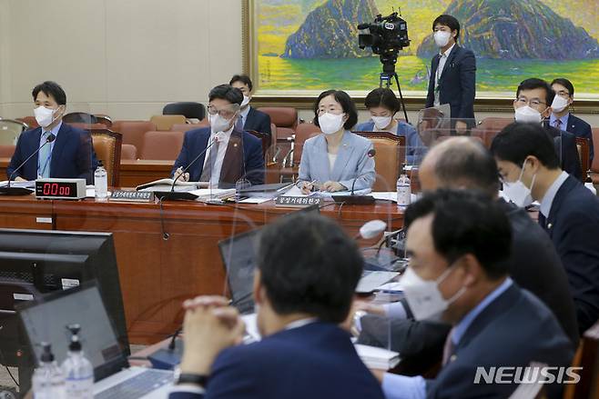 [서울=뉴시스] 전신 기자 = 5일 서울 여의도 국회에서 열린 정무위원회의 공정거래위원회 등에 대한 국정감사에서 조성욱 공정위원장이 출석해 있다. (공동취재사진) 2021.10.05. photo@newsis.com