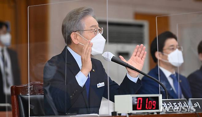 [수원=뉴시스] 경기사진공동취재단 = 더불어민주당 대선 후보인 이재명 경기지사가 20일 경기도청에서 열린 '2021년 국회 국토교통위원회의 경기도에 대한 국정감사'에서 의원 질의에 답하고 있다. 2021.10.20. photo@newsis.com