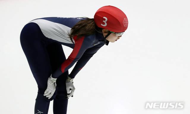 [서울=뉴시스]이영환 기자 = 9일 오후 서울 노원구 태릉실내빙상장에서 열린 KB금융그룹 제36회 전국남녀 종합 쇼트트랙스피드스케이팅 선수권대회 겸 2021/22시즌 쇼트트랙 국가대표 2차 선발대회 여자 1000M 결승, 심석희(서울시청,빨간모자)가 1위로 결승점을 통과한 후 경기장을 돌고 있다. 2021.05.09. 20hwan@newsis.com
