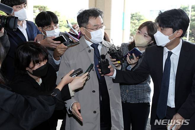 [서울=뉴시스] 조성우 기자 = 경기 성남시 대장동 개발사업 특혜 의혹의 핵심 인물이자 화천대유의 대주주 김만배씨가 20일 오후 서울 서초구 서울중앙지방검찰청에서 조사를 받기 위해 출석하고 있다. 2021.10.20. xconfind@newsis.com