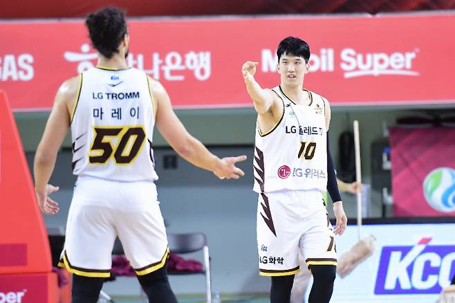 창원 LG 아셈 마레이와 서민수. KBL 제공
