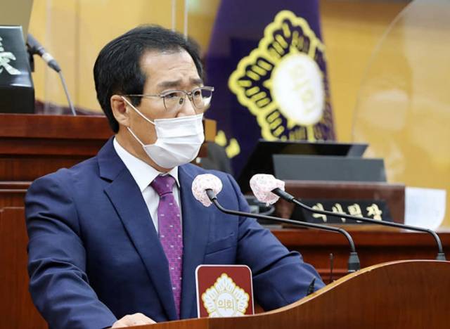 ▲임재관 서산시의원이 지난 19일 충남 서산시의회 임시회에서 서산시청 신청사 이전을 신속하게 추진해야 한다고 발언하고 있다     ⓒ임재관 서산시의원
