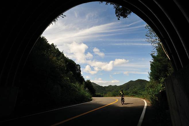 음치리와 조가터 사이의 고개. 옛날 동네 사람들이 넘던 고개로 지금은 거의 통행량이 없다.