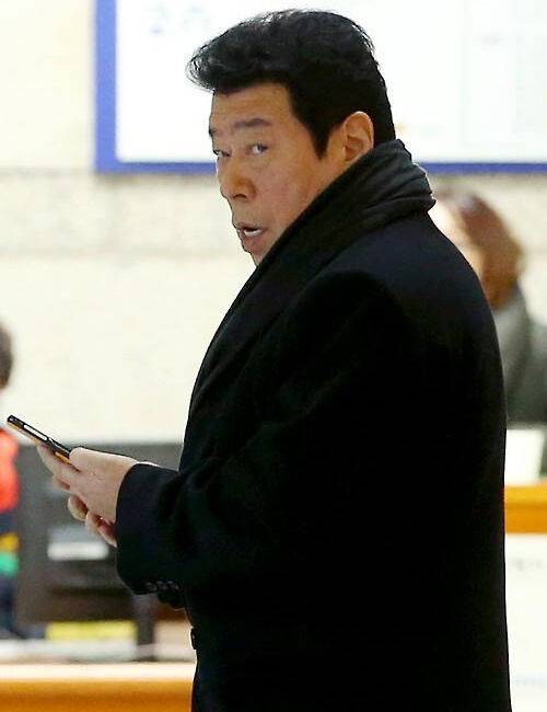 지난 2016년 사기 혐의로 기소된 배우 김동현이 서울 서초구 서울중앙지방법원에서 열린 사기 항소심 선고공판을 마치고 법원을 빠져나가고 있는 모습.