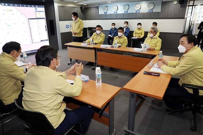 임준택 수협중앙회장(사진 가장 오른쪽)이 20일 11일진호와 관련하여 긴급회의를 소집해 대책방안을 논의하고 있다. 수협 제공