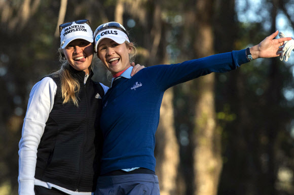 제시카(왼쪽), 넬리 코르다 자매가 5일 미국 플로리다주 오칼라 골프클럽에서 열린 미여자프로골프(LPGA) 투어 드라이브온 챔피언십1라운드를 마친 뒤 어깨동무를 하며 즐거워하고 있다. [AP 연합뉴스]