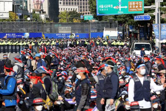 10·20 민주노총 총파업에 참가한 조합원들이 20일 서울 서대문역 네거리 도로에서 ‘5인 미만 사업장 차별 철폐 비정규직 철폐, 모든 노동자의 노조활동 권리 쟁취’ 등을 주장하며 집회를 하고 있다. 연합뉴스