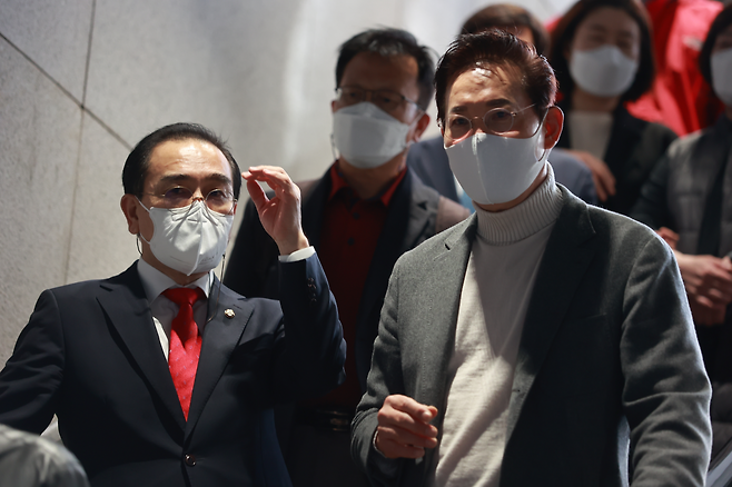 신설 에스컬레이터에 탑승한 태영호 국회의원 및 성중기 시의원.