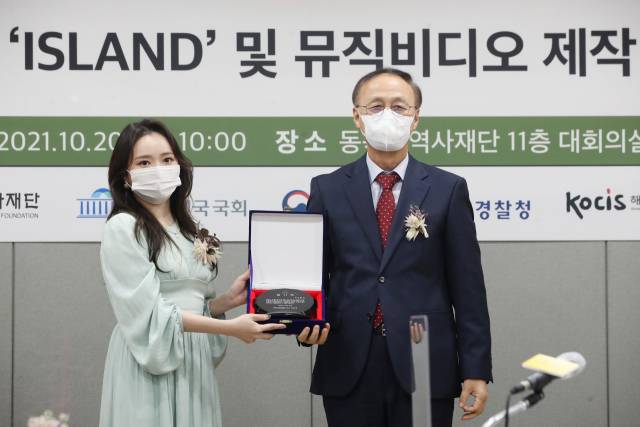 20일 서울 서대문구 동북아역사재단에서 열린 독도 음원 제작발표회에서 가수 이소정(사진 왼쪽)이 이영호 동북아역사재단 이사장으로부터 감사패를 받고 있다./연합뉴스