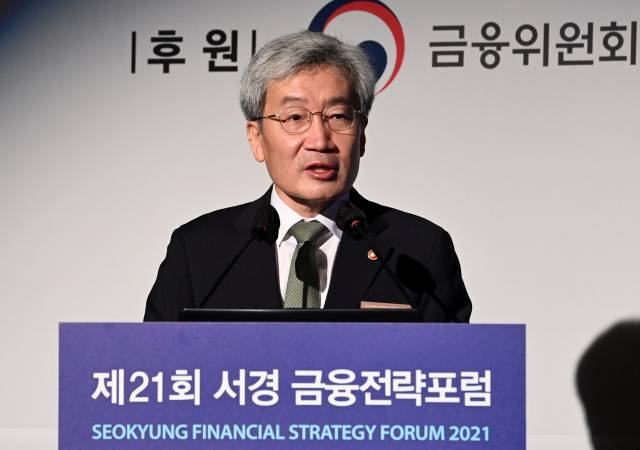 20일 서울 중구 더플라자호텔에서 서울경제신문 주최로 열린 ‘제21회 서경 금융전략포럼’에서 고승범 금융위원장이 기조강연을 하고 있다./성형주기자