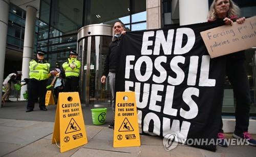 COP26 개막 앞두고 화석연료 반대 시위하는 참가자들  [EPA=연합뉴스 자료사진]